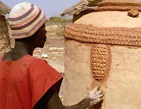 Der Speicher wird mit der Geb&auml;rmutter assoziiert. Die Verzierung stellt die Vagina dar